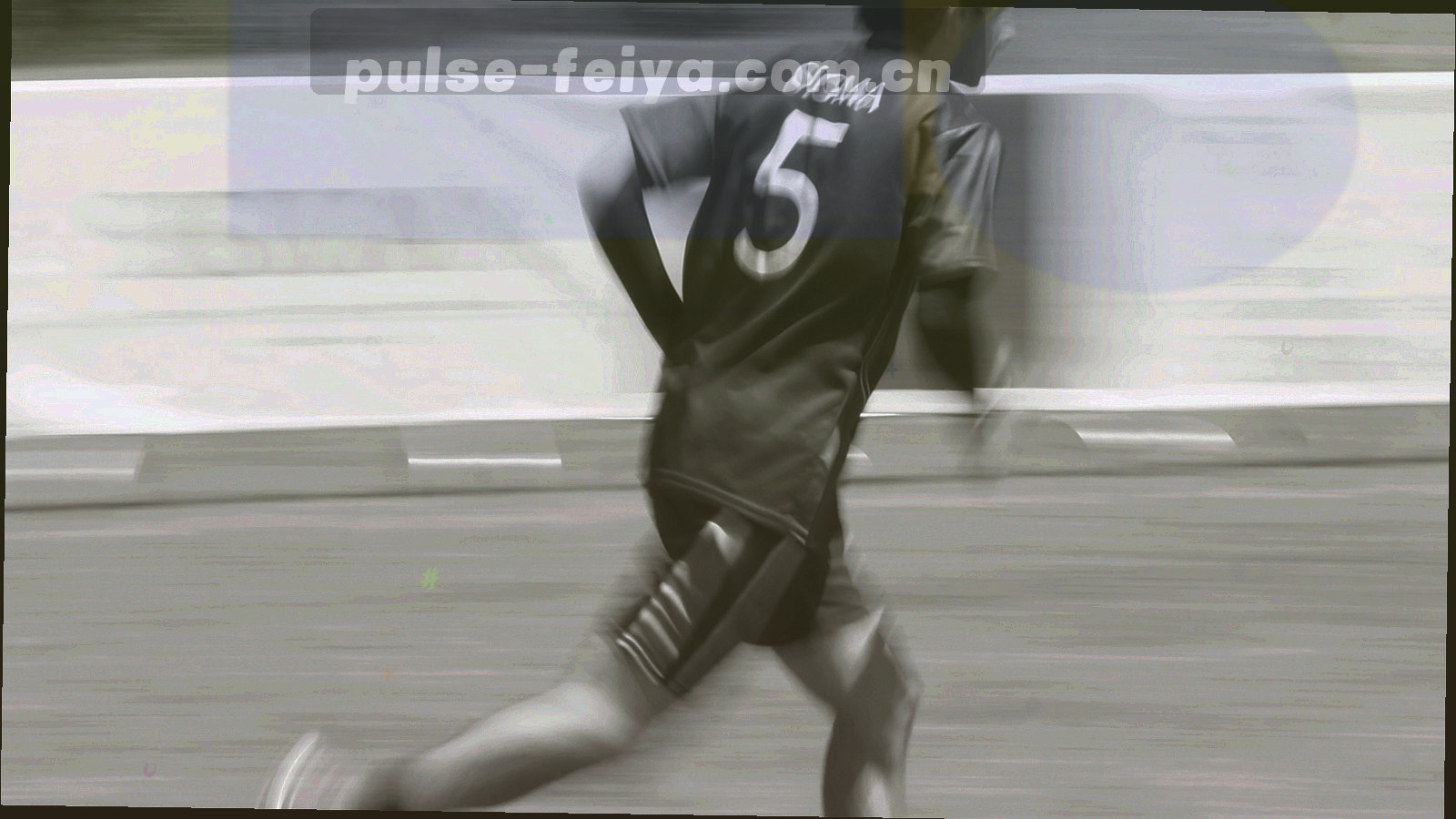 夜色中从地平线发出斜向电波，远方城市灯光闪烁